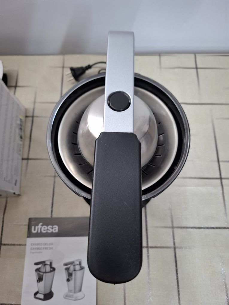 Електрическа сокоизстисквачка Ufesa EX4950, 600W, Сребриста
