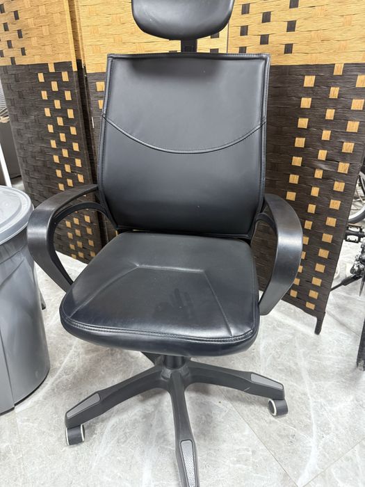 Офисный стул в хорошем состояние