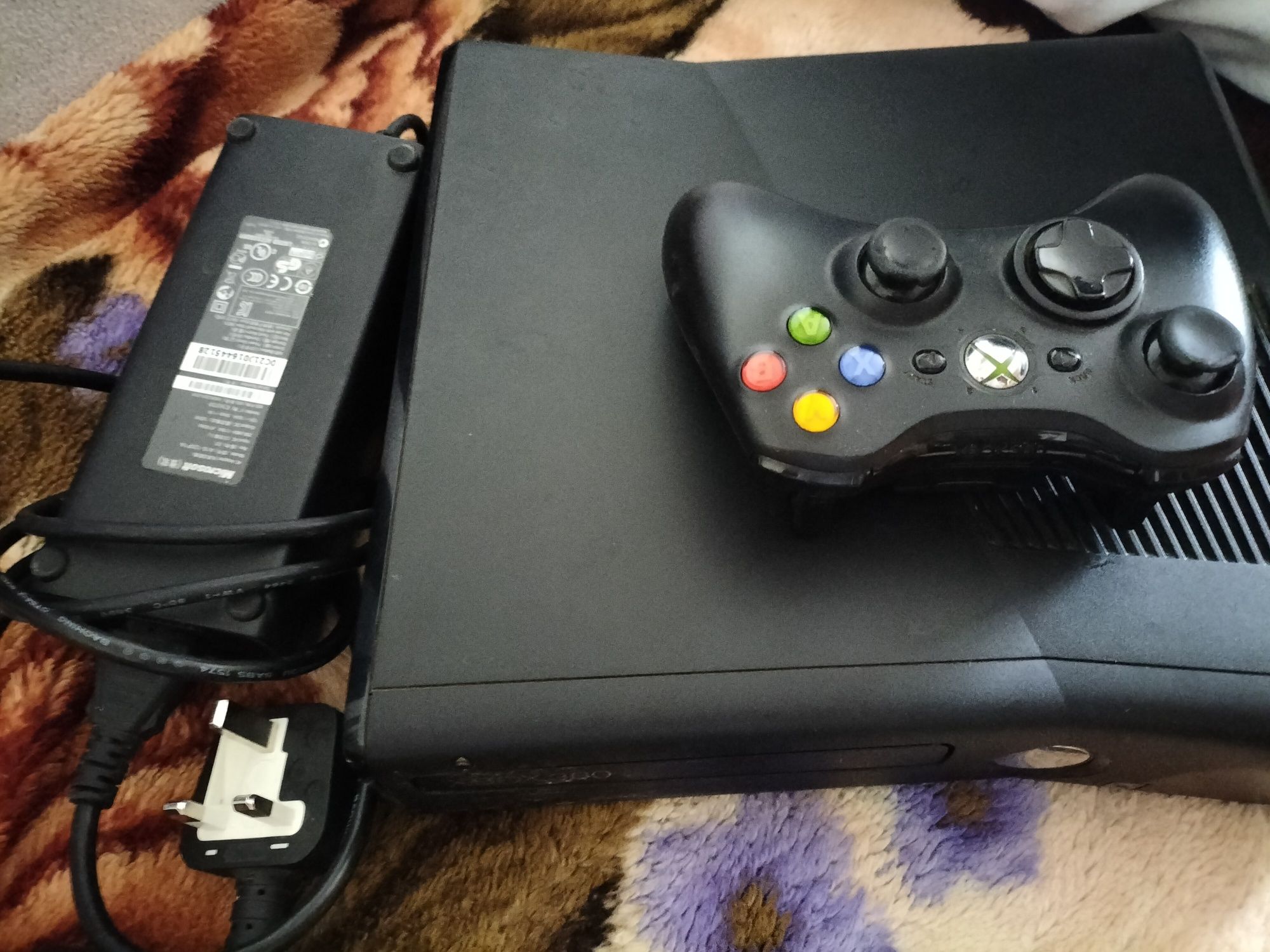 Vând Xbox 360 complet funcțional cu 1 joystik!!