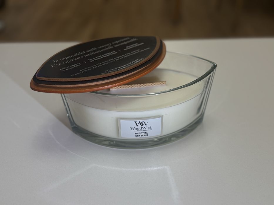 НОВА Ароматна свещ с дървен фитил Woodwick