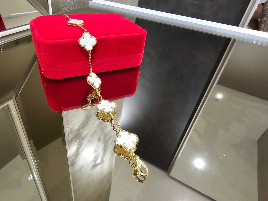 Van Cleef & Arpels VCA Mother of Pearl 5 Motifs Alhambra Дамска Гривна
