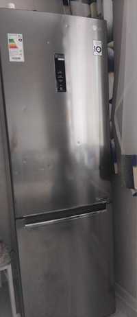 Холодильник серебристый LG