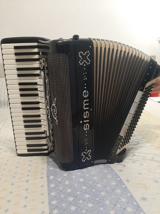 Vând acordeon SISME  120 basi