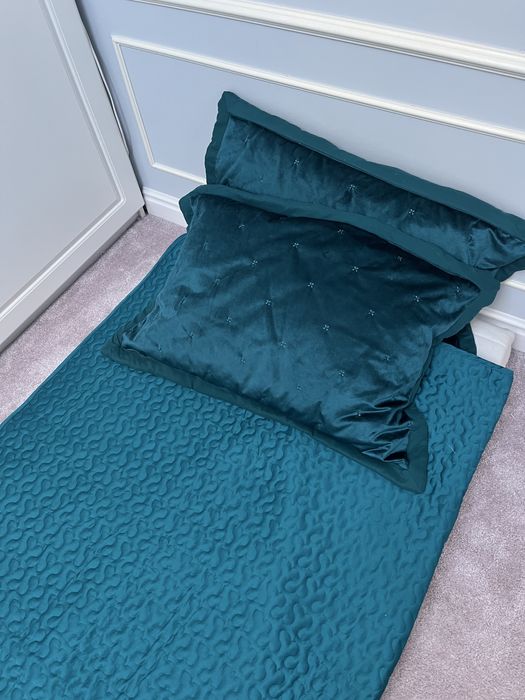 Cuvertura pat tourquiose si 2 fete perna