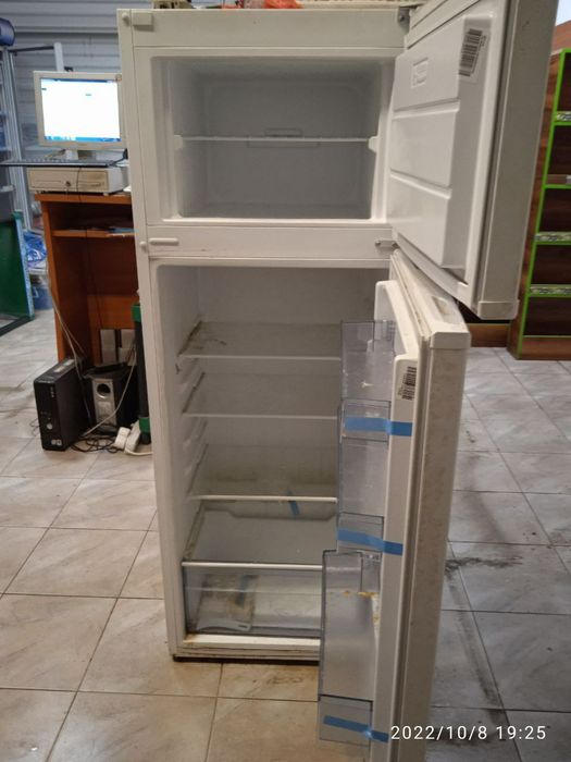 Хладилник,работни бюра(маси),инокс мивка за бързо хранене