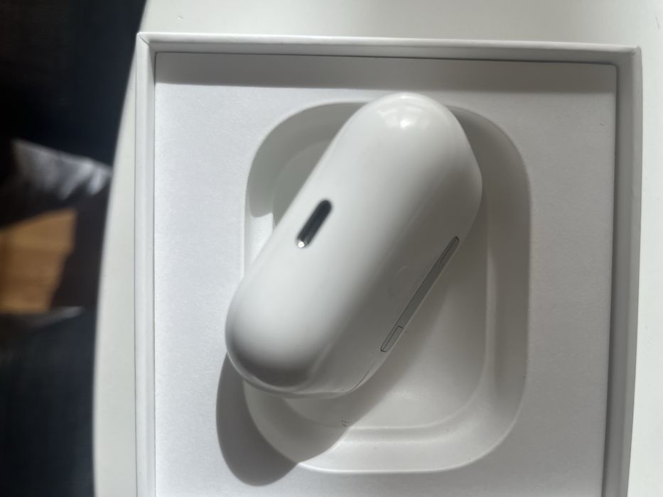 Продавам кейс от оргинални безжични слушалки Apple-AirPods Pro 2nd Gen