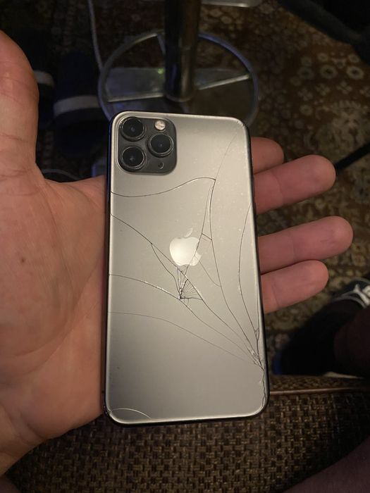 Продавам айфон 11 про със пукнат гръб 240