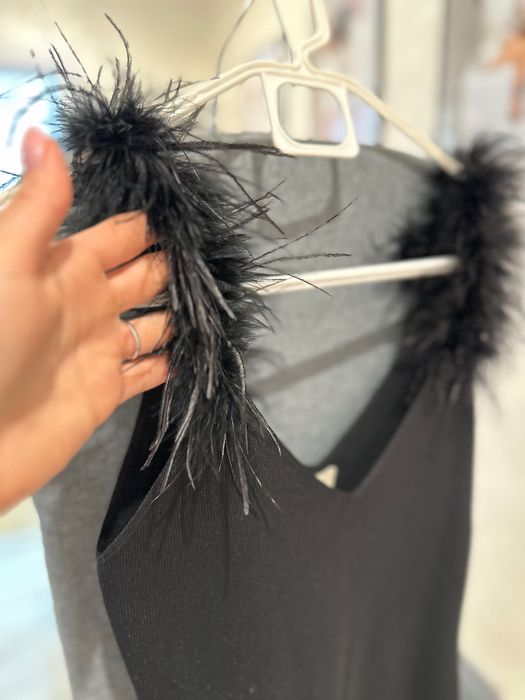 Черна рокля с пера