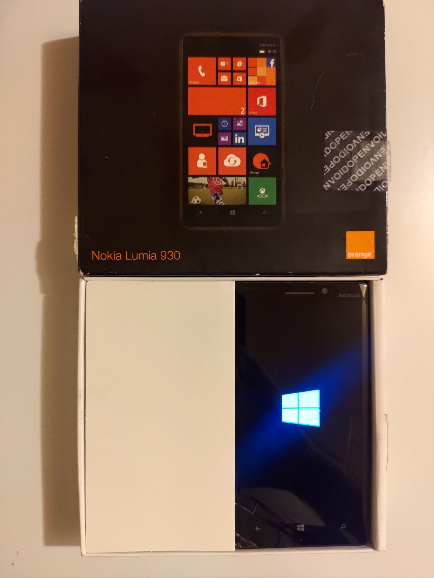 Telefon Nokia Lumia 930 cu Windows 10 mobile