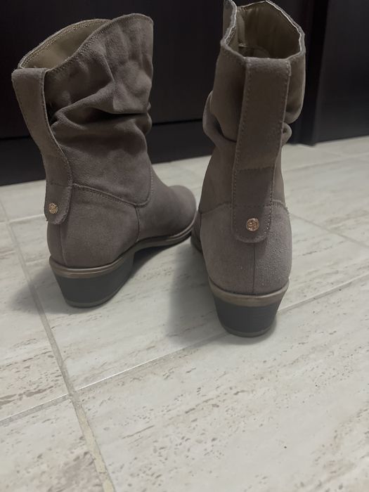 Vând ghete Lasocki din piele întoarsă,noi,marime 38.