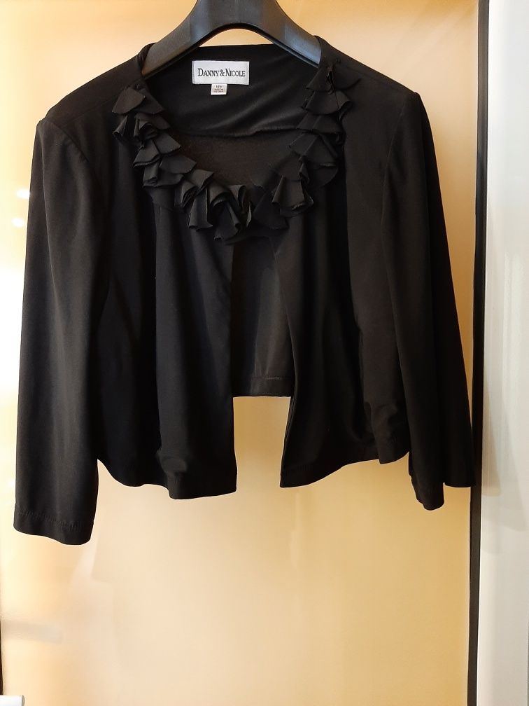 Vând bolero negru