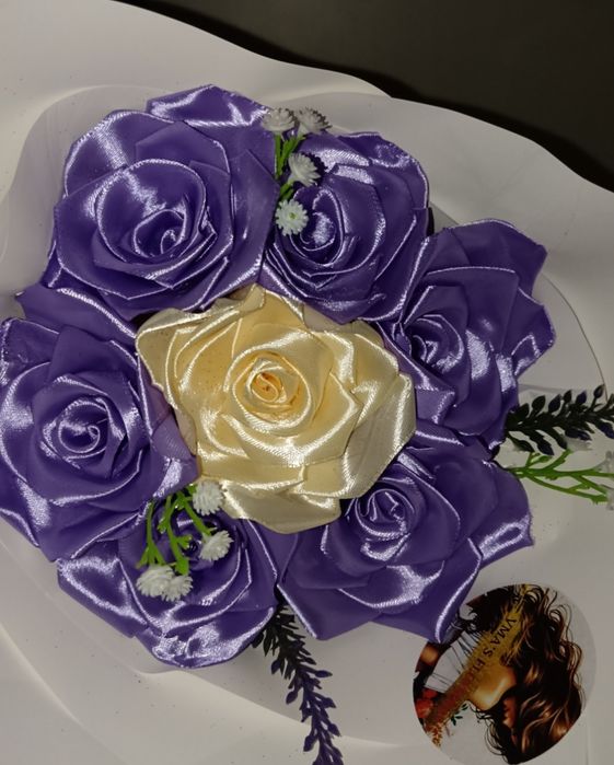 Realizez buchete de flori din satin și săpun, plus diferite ornamente.