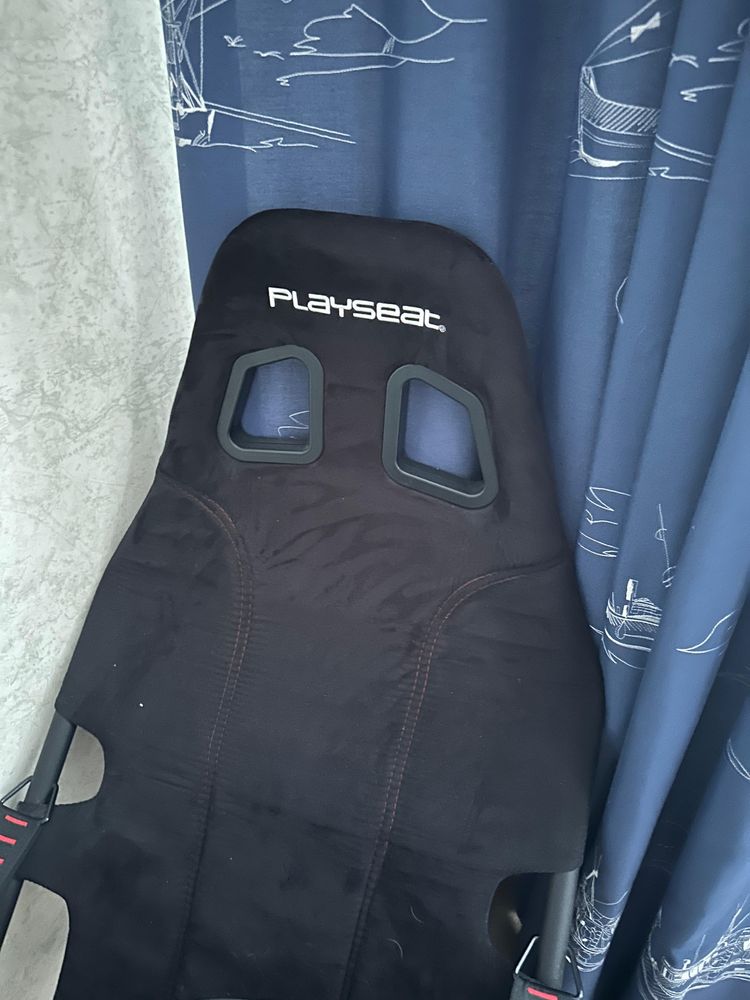 Руль Logitech G923 и игровое кресло Playseat PLS16.