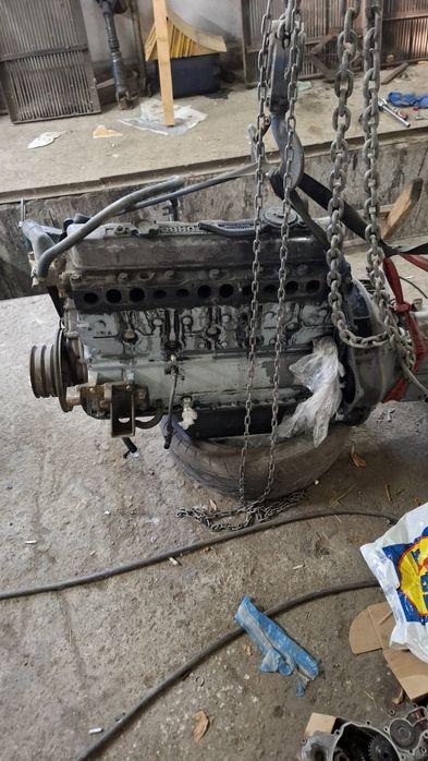 Vând 2 motoare Nissan patron