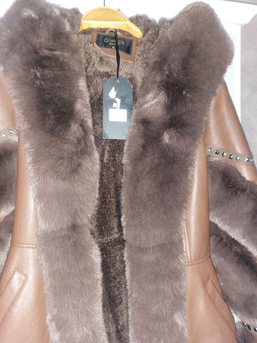 Vând geacă de piele cu blană naturală