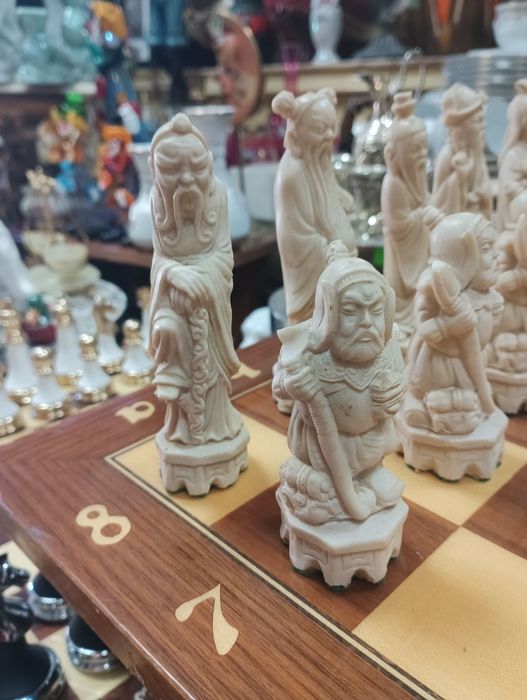 Старинен шах,с будистки фигури!