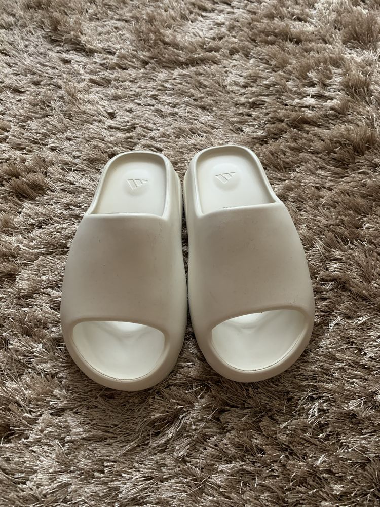 Yeezy Slide size 37.5