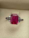 Inel din platină cu rubin Verneuil și diamante mici rose