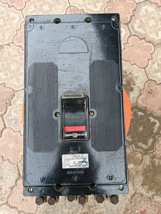Трёх фазныи автомат выключатель