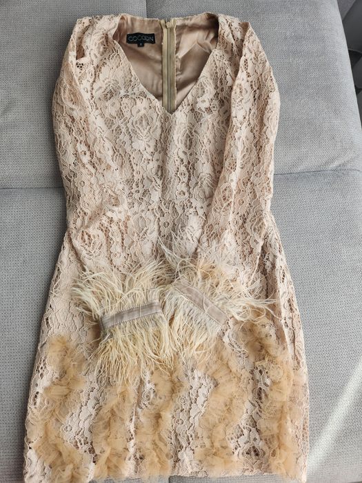 Рокля с дълъг ръкавв и пера по тях, на марката Coccoon.