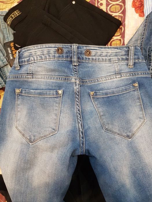 Blugi cu push up +bluza, ambele la doar 45 lei