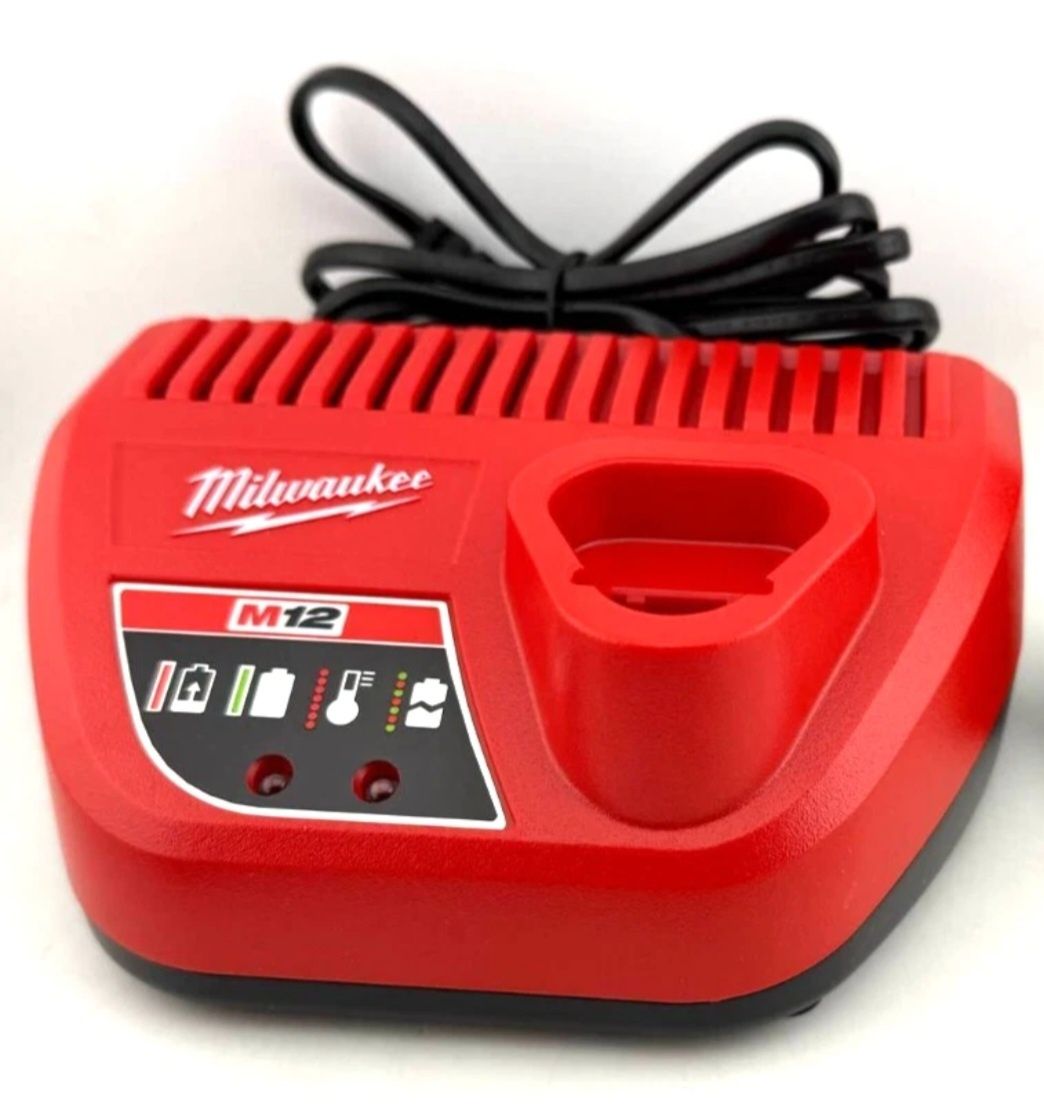 Продавам комплект, винтоверт Milwaukee M12, BD ,батерия и зарядно
