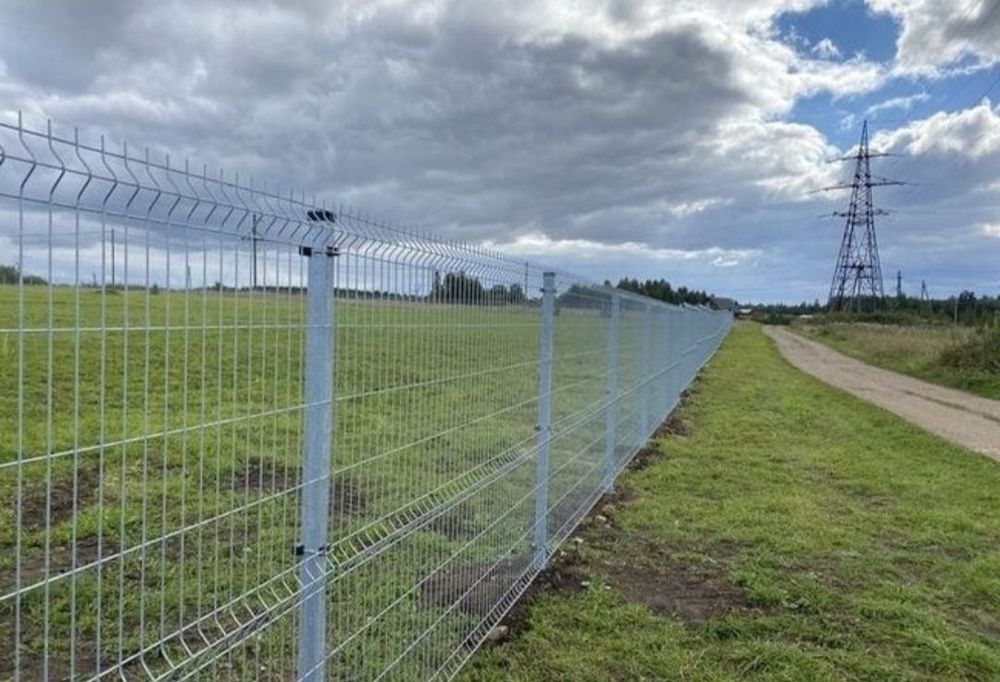 Împrejmuit terenuri din plasa împletită sau panou bordurat