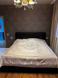 Двухспальная кровать с подъемным механизмом