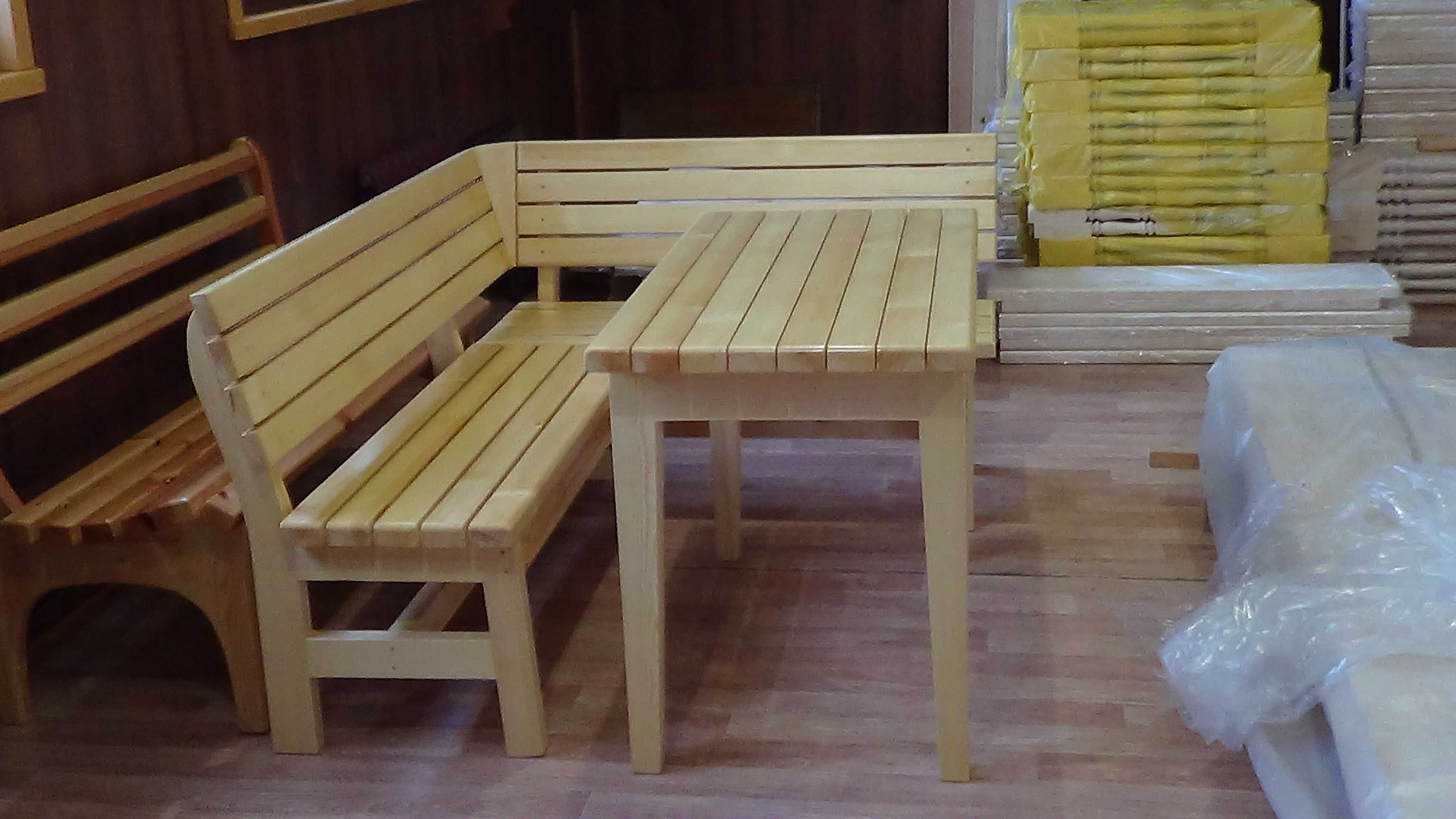 Деревянные плинтуса, наличники, уголки и прочие изделия из дерева.