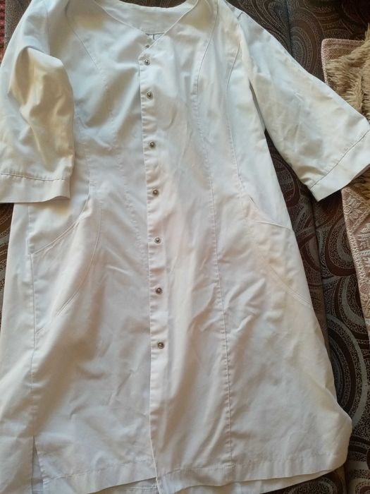 Отдам за шоколадку 2 белых халата