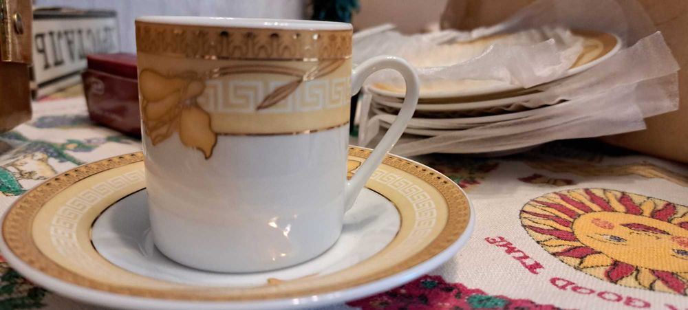 Нов сервиз за кафе в златист цвят и в собствена кутия