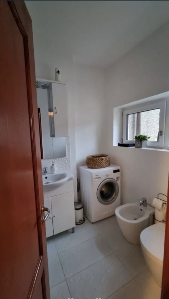 Închiriez pe termen lung Apartament tip studio, zonă centrală
