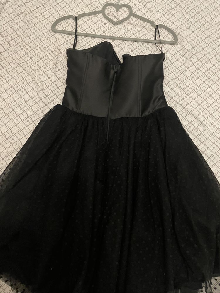Vand rochie neagră pentru un eveniment special