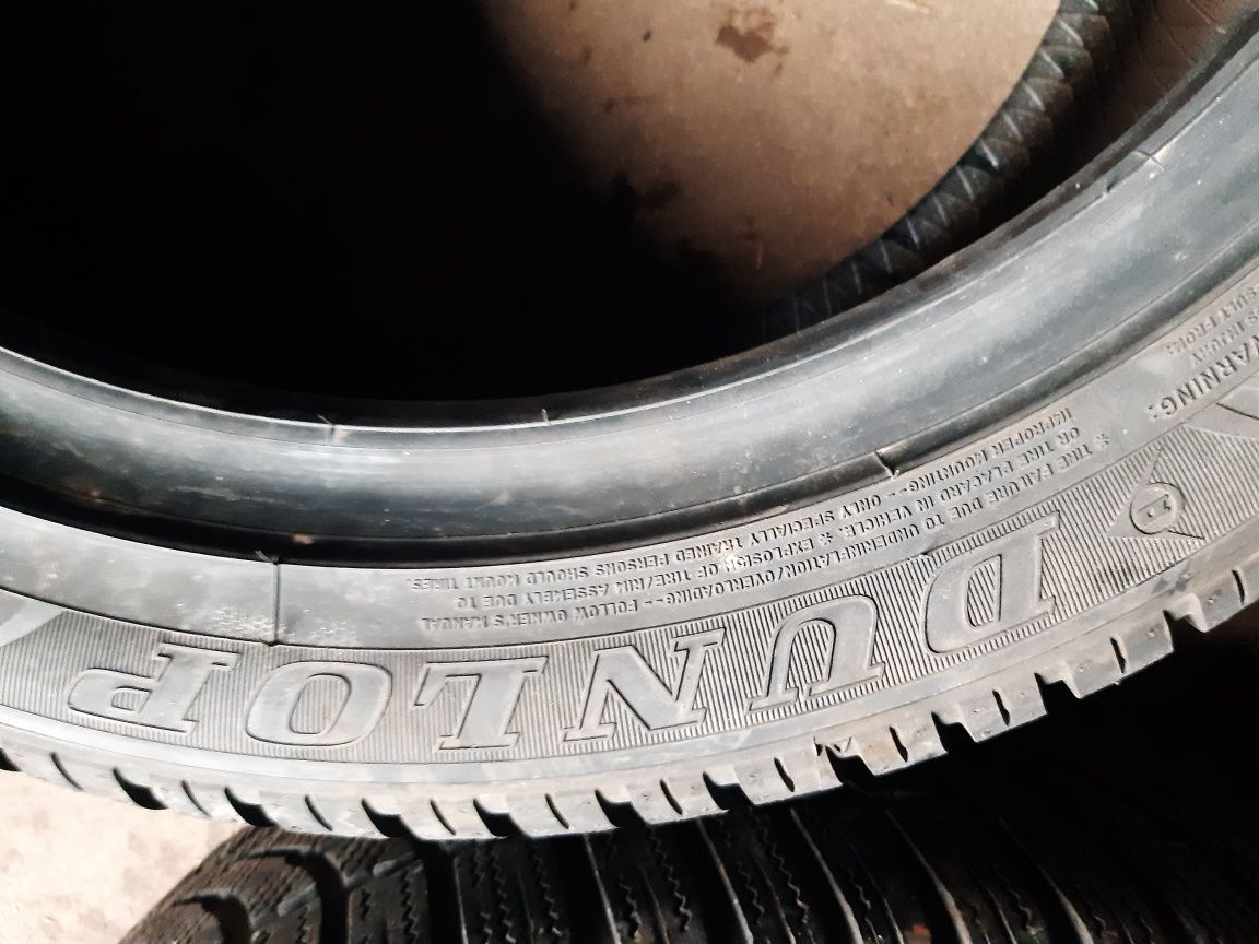 Una anvelopă  235/45r17 iarnă marca Dunlop  rezervă, preț 250 lei