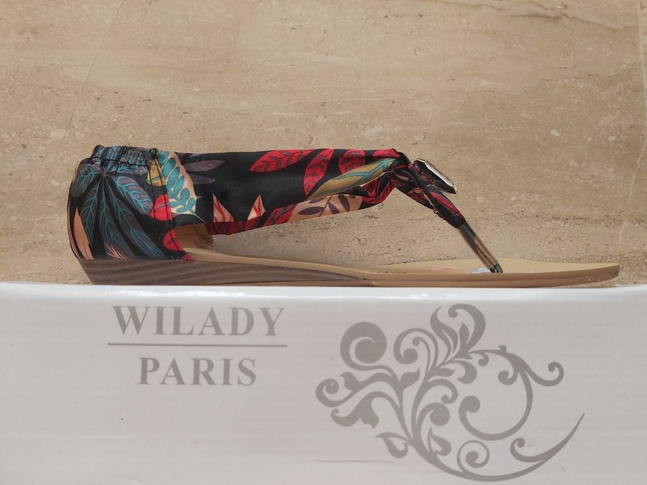 Летни сандали с камък