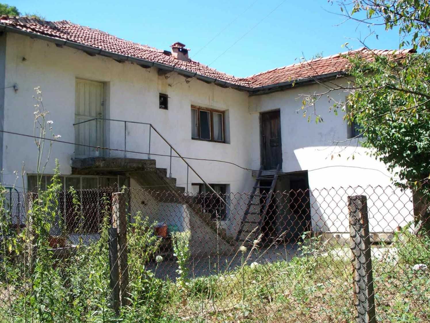 1. 7 дка парцел в регулация + Къща + Плевня, до река, на главен път