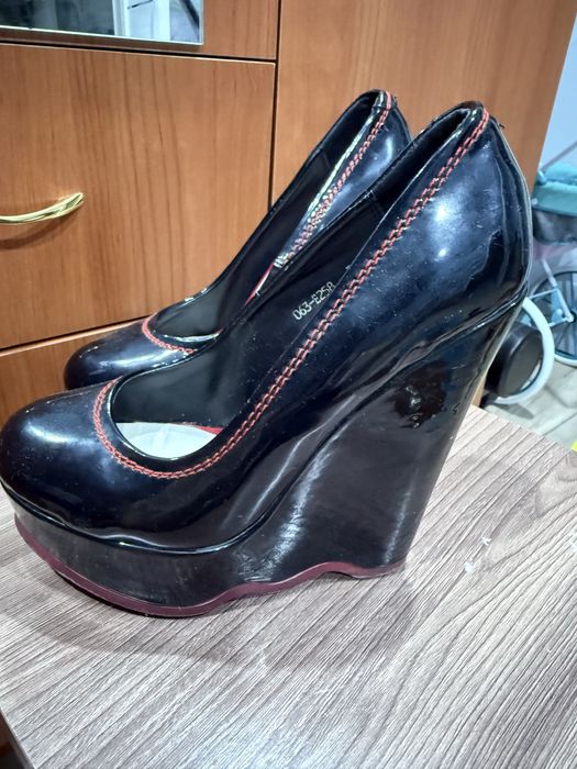 отдам обувь бесплатно 35 размер