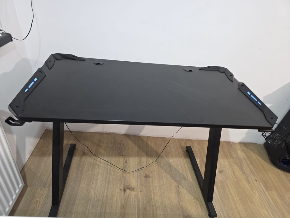 Birou Gaming  carbon și leduri