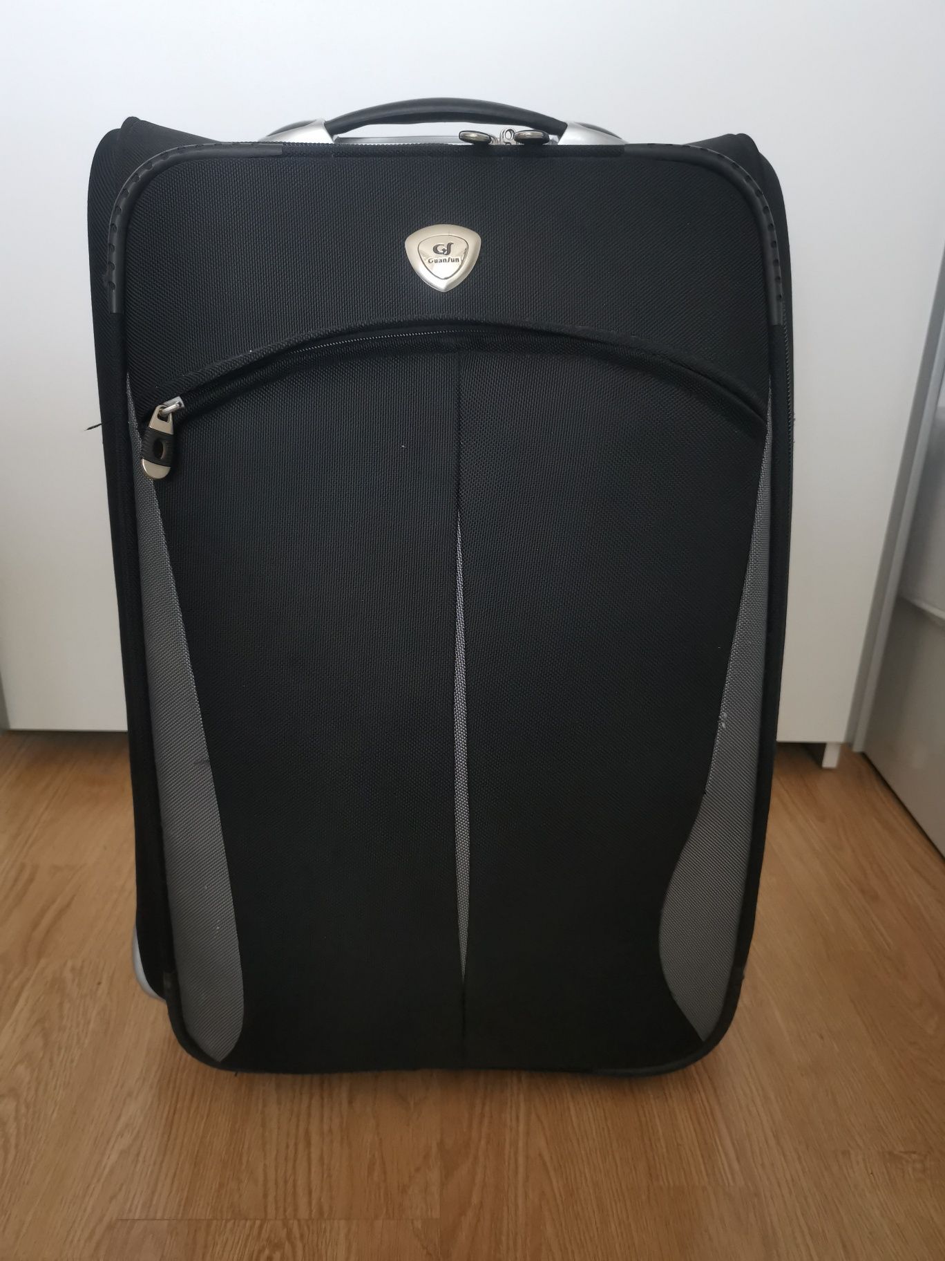 Стилен куфар 60 л.