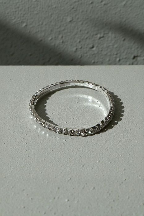 Brățară elegantă argintie cu strasuri – diametru 5 cm