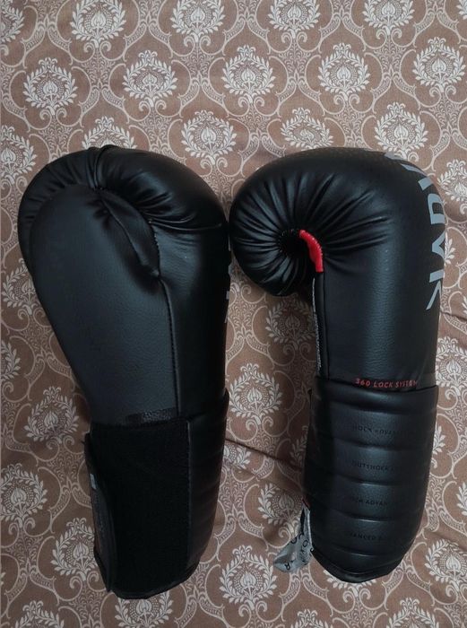 Manusi de kickbox noi, nepurtate