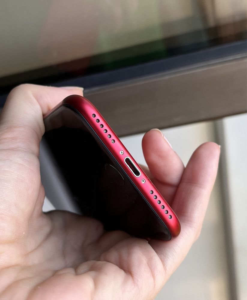 Iphone SE IMPECABIL Red Edition 64 gb si BONUS 2 huse de protectie