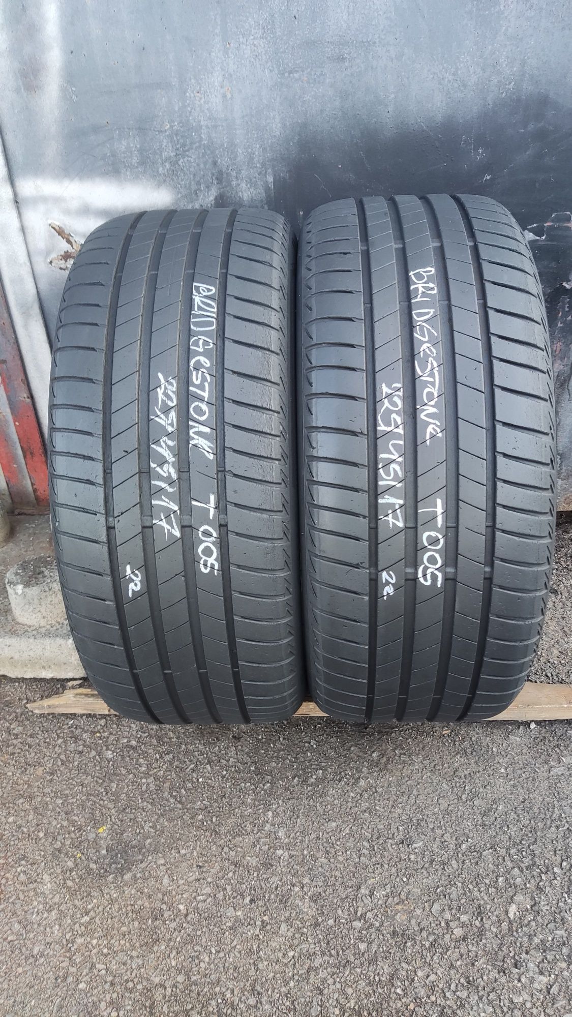 2бр. летни гуми 225/45/17  Bridgestone Turanza T005
dot22 
6.8mm
Добро