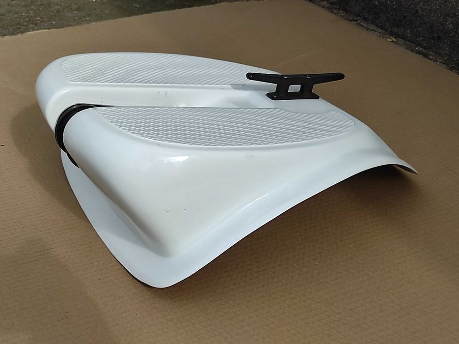 Основа за лодка котва с ролка и тролинг мотор за надуваема лодка.