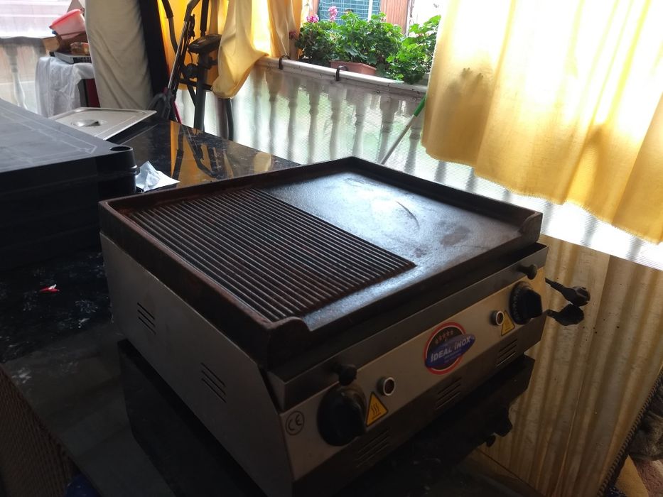 Vând grill electric cu placa din fonta striata/neteda