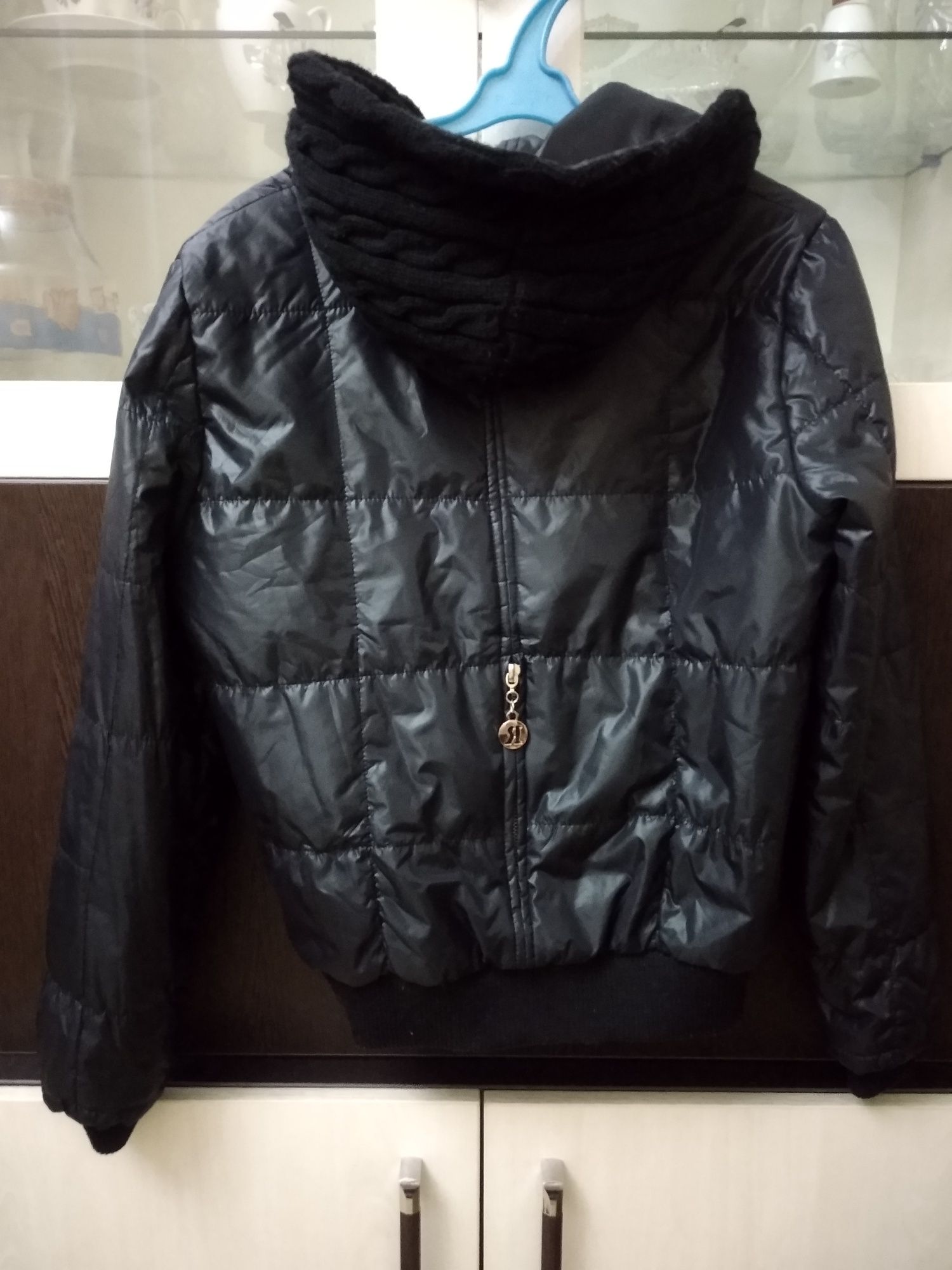 Куртка болоневая женская.в отличном состоянии.размер 44.цена 60.000.ле