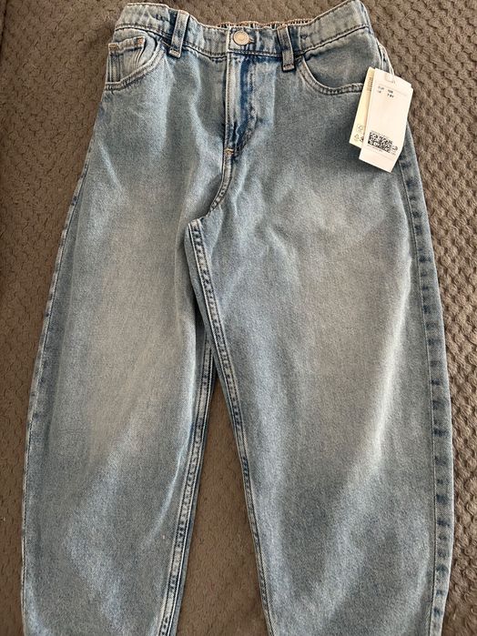 Vand adidasi și blugi