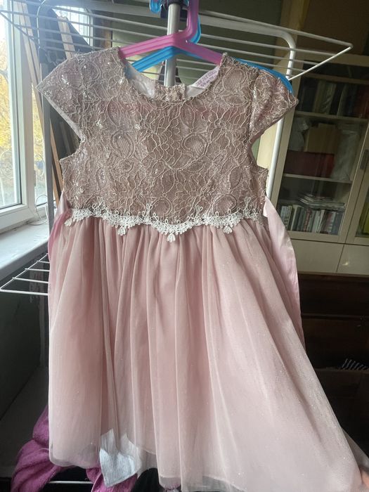 Платье для девочки 116 см и книги