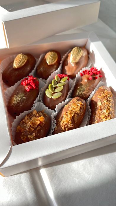 клубника, финики в шоколаде