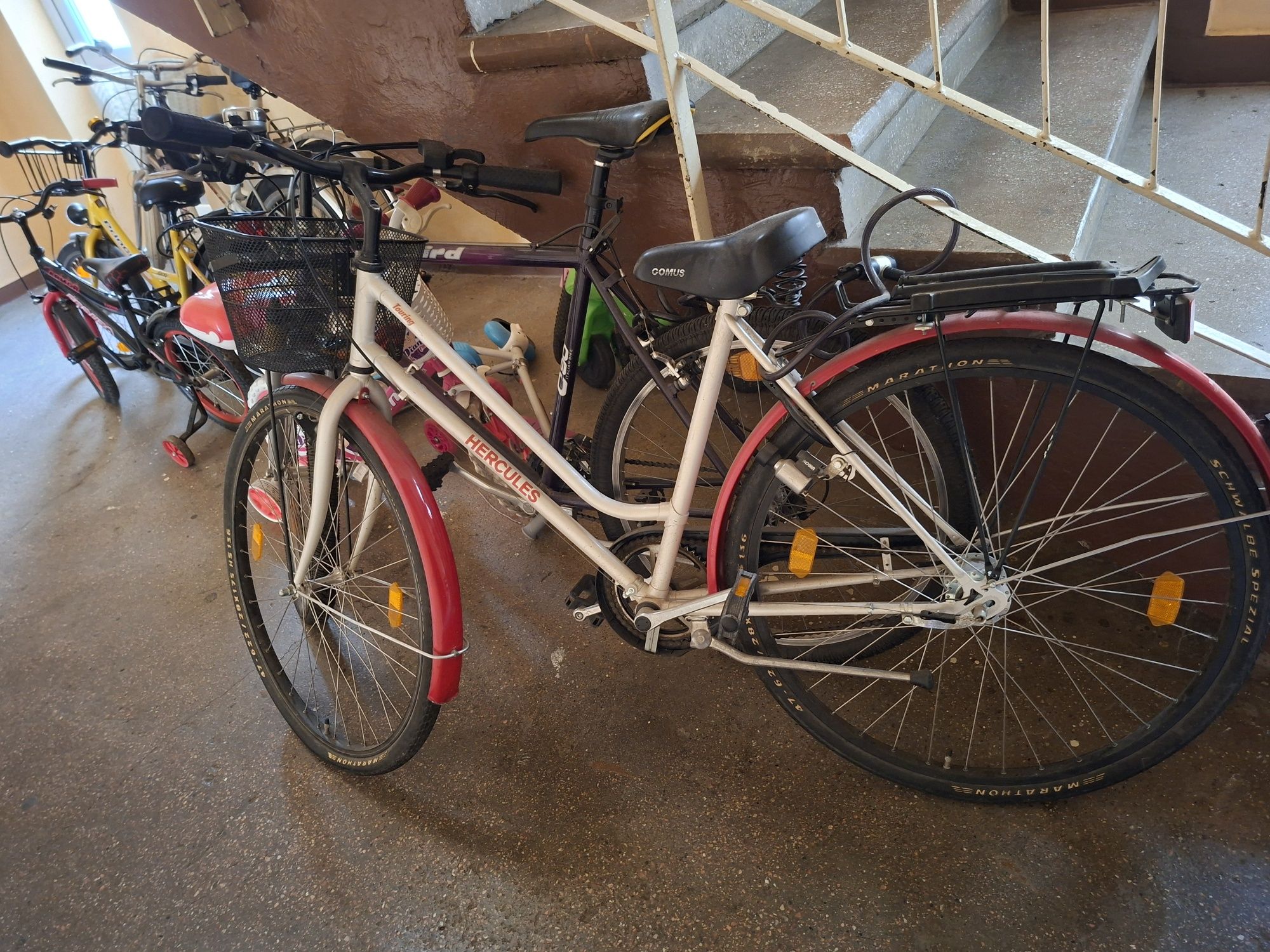 Vand 2 biciclete 300 lei bucata  una de fete si una de baieti